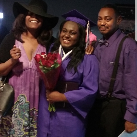 Julia is LIVE, LUXURY & DESIGNER SHARE SHOW BAGS & WALLETS SHARE 2 - Picture 6 of 16